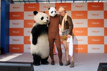 CM撮影後に記念撮影をするバンビーノ（右から2人）とパン田一郎。