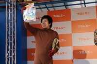 CM撮影後、パンダの被り物をプレゼントされたバンビーノ藤田。