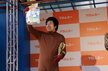 CM撮影後、パンダの被り物をプレゼントされたバンビーノ藤田。