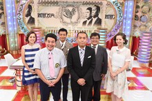 「世界の年収400マン」に出演する、MCのタカアンドトシ（前列）ら。(c)CTV