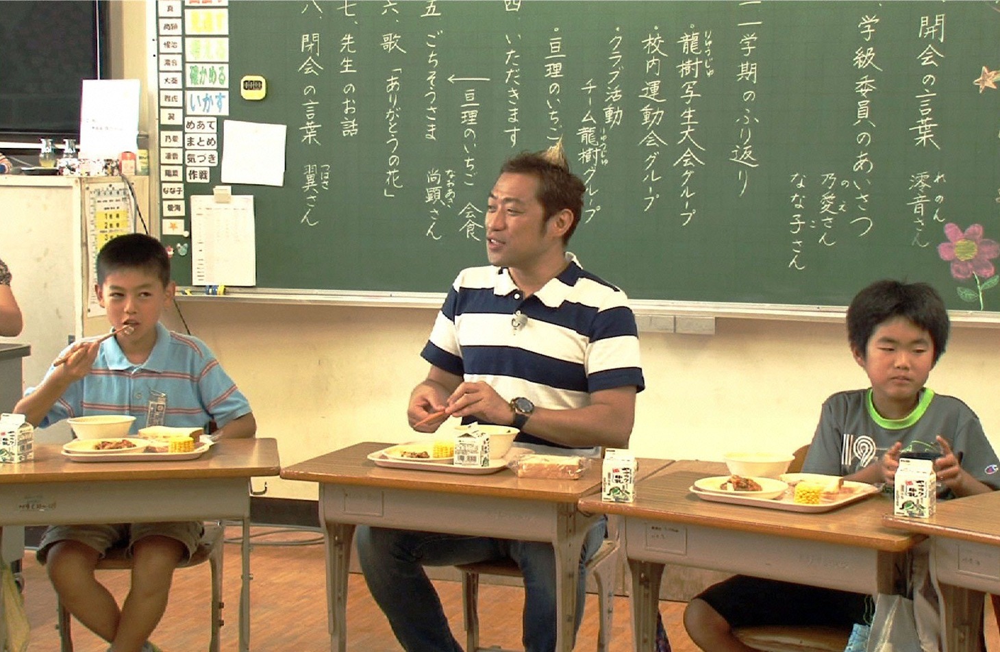 「一日小学生」で山形県の小学校に体験入学する、はなわ（中央）。(c)BS朝日