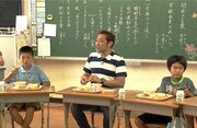 「一日小学生」で山形県の小学校に体験入学する、はなわ(中央)。(c)BS朝日
