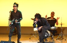 BOOWYのモノマネを披露するペレ草田、チョコレートプラネット長田、松尾（左から）。