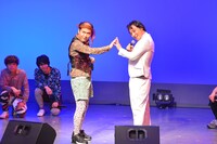 サプライズで登場したジャングルポケット斉藤（右）。