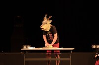 キャベツの千切りに挑戦するバンビーノ藤田。