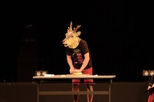 キャベツの千切りに挑戦するバンビーノ藤田。