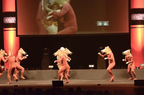 「相方にニーブラできるかな？」と題されたコーナーのワンシーン。