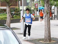 「のぞき見ハンティング」で追われる側を初体験するジャルジャル後藤。(c)関西テレビ