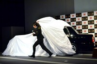 「ライザップタクシー」を披露するTKO木本。