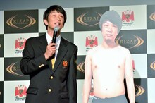 TKO木本と、ライザップで身体を絞る前に撮影された木本のパネル。