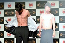 衣装を脱いで肉体美を見せるTKO木本。