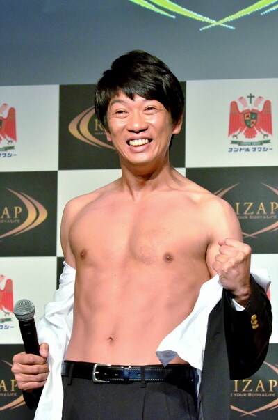 RIZAP株式会社の「ライザップタクシーお披露目イベント」で肉体美を披露するTKO木本。