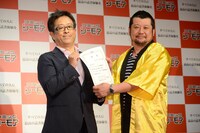 「コミックシーモア1日宣伝部長」に就任したケンドーコバヤシ（右）。