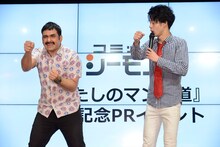 プレゼン対決で敗れた罰ゲームとして、即興の一発ネタを披露するデニス。