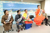 「よしもと・京丹後創生 笑顔あふれ隊」就任式の様子。(c)吉本興業