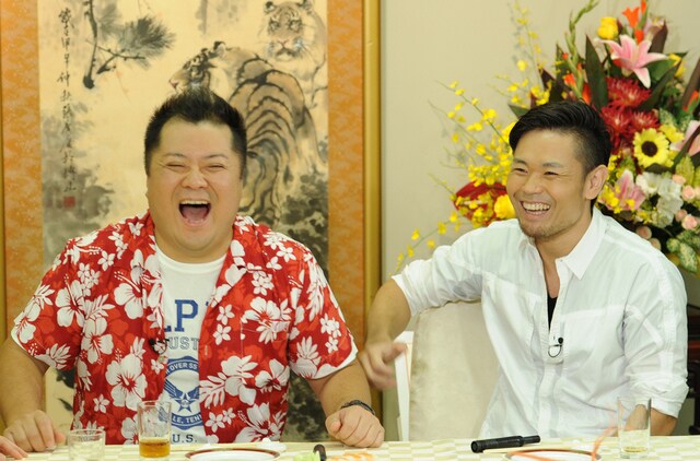 左から、ブラックマヨネーズ小杉、品川庄司・品川。(c)読売テレビ