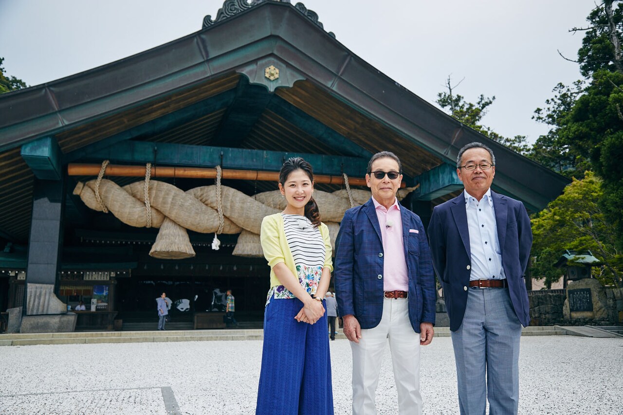 左から、出雲大社を訪れる桑子真帆（NHKアナウンサー）とタモリ。(c)NHK