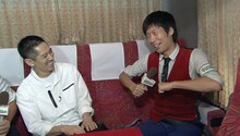 「ポロリバス」に乗車する永山絢斗（左）と藤崎マーケット・トキ。(c)関西テレビ
