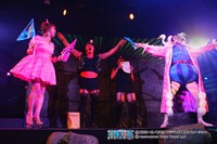 「旗揚げゲーム」に挑んだはるな愛（左）。