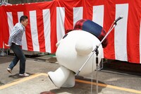 中京テレビのキャラクター・チュウキョ～くんを押し倒す爆笑問題・太田。(c)CTV