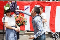 中京テレビの松岡陽子アナウンサーを襲撃する爆笑問題・太田（中央）。(c)CTV