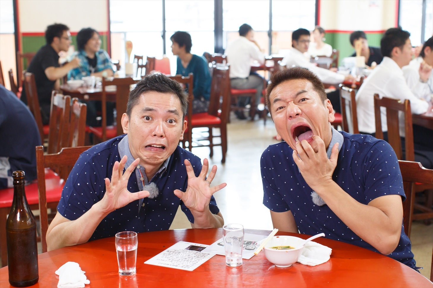 新番組「連続トークショー 太田上田」に出演する（手前左から）爆笑問題・太田、くりぃむしちゅー上田。(c)CTV