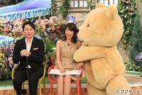 （左から）有吉弘行、加藤綾子フジテレビアナウンサー、テッド。(c)フジテレビ