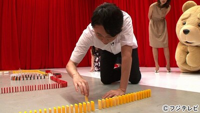 「有吉のニッポン元気プロジェクト おーい！ひろいき村」でドミノ並べに臨む有吉弘行。(c)フジテレビ