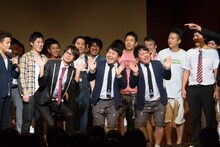 フリートークのコーナーにて、ザ・たっち（右）のネタに参加する磁石・永沢。