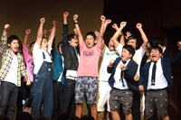 フリートークのコーナーを盛り上げる芸人たち。