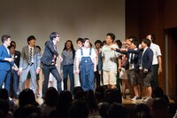 決勝進出が決定した瞬間、ほかの芸人たちを挑発しブーイングを浴びる磁石・永沢。