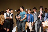 トップバッターを引いてしまい焦るダブルブッキング黒田（左から2番目）。