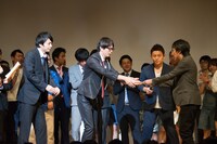 優勝賞金を受け取る磁石。