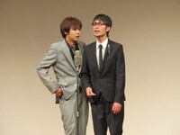 新ネタ漫才を披露するスパローズ。