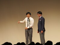 お祝いのネタを披露したハマカーン。