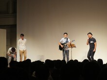 「スパローズっつーのは」を熱唱するどぶろっく（右から2人）。