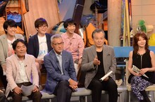 曲振りをする斉木しげる（前列左から3人目）。