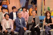 曲振りをする斉木しげる(前列左から3人目)。