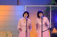 コーラスとして曲に参加する阿佐ヶ谷姉妹。