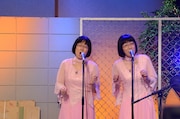 コーラスとして曲に参加する阿佐ヶ谷姉妹。