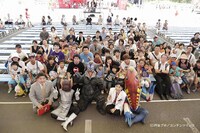 イベント終了後に撮影されたファンとの集合写真。