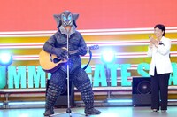 ギターをかき鳴らすメフィラス星人。(c)円谷プロ／コンテンツリーグ