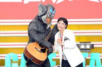 合唱後、再度握手を交わしたメフィラス星人とフジ隊員。(c)円谷プロ／コンテンツリーグ