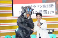 握手を交わすメフィラス星人とフジ・アキコ隊員役の桜井浩子。(c)円谷プロ／コンテンツリーグ