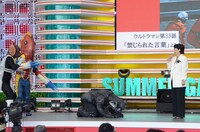 土下座するメフィラス星人。(c)円谷プロ／コンテンツリーグ