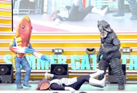 ダダをこねるフック星人（中央）。(c)円谷プロ／コンテンツリーグ