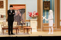 新喜劇「執事小籔は絵になるね」のワンシーン。