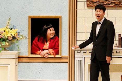 新喜劇「執事小籔は絵になるね」のワンシーン。