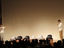 土下座したときに背中の文字が正しく読める作りになっている「土下座専用Tシャツ」を着て土下座をさせられるどぶろっく、キングオブコメディ、ハマカーン（左から）。