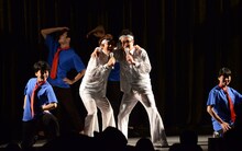 「ギンギラギンにさりげなく」を歌い踊る銀シャリ。